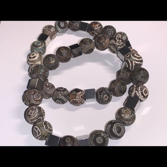 Pair of Tibetan dzi stretch bracelets with stainless steel accent beads - Picture 2 of 4